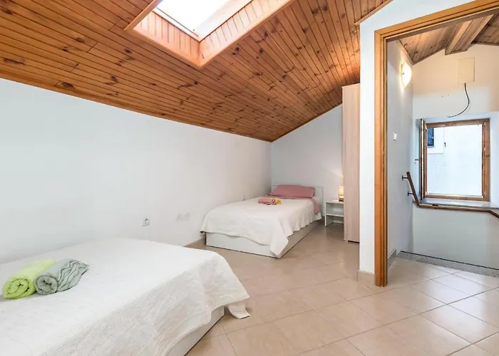 2 Bedroom Gorgeous In Prázdninový dům Susak